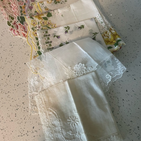 Collection of ladies handkerchief - Picture 2 of 2